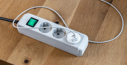Stopcontactadapter geaard contact 230 V naar USB-C 5 V 